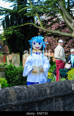 Farnsfield, Dorset, UK. 4 mai, 2015. Le village de Farnsfield a tenu son assemblée annuelle d'aujourd'hui festival d'épouvantails .Le bank holiday sunshine a attiré de nombreux visiteurs . Credit : IFIMAGE/Alamy Live News Banque D'Images