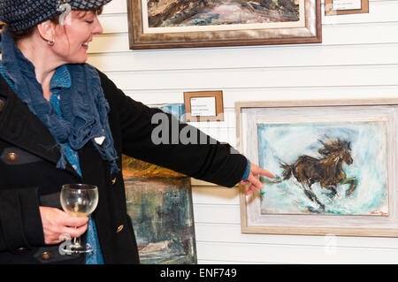 Gwynedd, au Royaume-Uni. 06Th Mai, 2015. Le vernissage de l'exposition Arts Initiative Bangor première célébration de l'année montrent, à Bangor, Galerie l'oeil Centre Deiniol Bangor, Gwynedd, le 3 mai 2015 ; un invité à admirer un dessin dynamique d'un cheval par artiste gallois Louise Morgan Crédit : Michael Gibson/Alamy Live News Banque D'Images