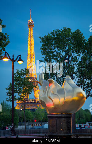 Torche à feuilles d'or & Diana Memorial non officiel - construite pour célébrer l'amitié franco-américaine, Paris, France Banque D'Images