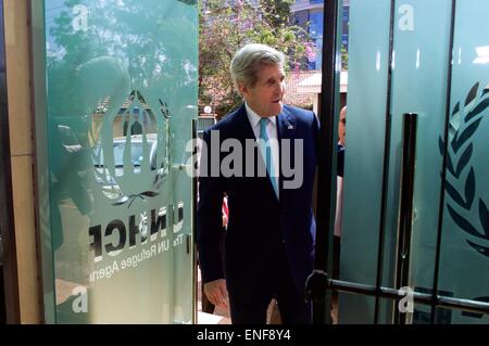 Nairobi, Kenya. 04 mai, 2015. Le secrétaire d'Etat John Kerry arrive au siège du HCR pour une réunion avec les réfugiés 4 mai 2015 à Nairobi, au Kenya. Plus tard, Kerry a annoncé une somme de 45 millions de dollars supplémentaires pour aider le HCR des soins pour les 600 000 réfugiés vivant au Kenya, y compris 400 000 personnes en provenance de la Somalie et 45 000 réfugiés du Soudan du Sud. Banque D'Images