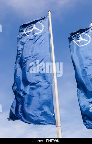 Les drapeaux de Mercedes-Benz plus de ciel bleu. Mercedes-Benz est un constructeur automobile allemand Banque D'Images