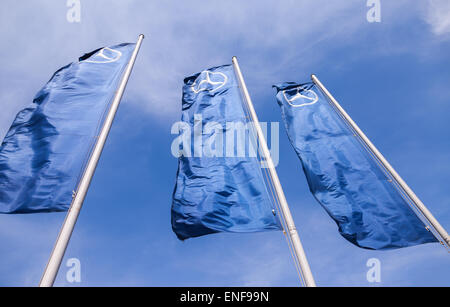 Les drapeaux de Mercedes-Benz plus de ciel bleu. Mercedes-Benz est un constructeur automobile allemand Banque D'Images