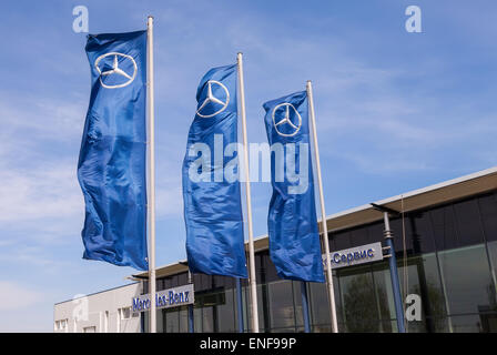 Les drapeaux de Mercedes-Benz plus de ciel bleu. Mercedes-Benz est un constructeur automobile allemand Banque D'Images