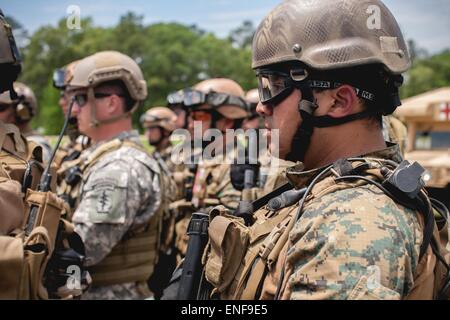 Opération spéciale du Chili et commandos des Forces spéciales US soldats reçoivent un exposé au Camp Shelby Joint Forces Training Center 23 avril 2015 à Hattiesburg, Mississippi. Banque D'Images