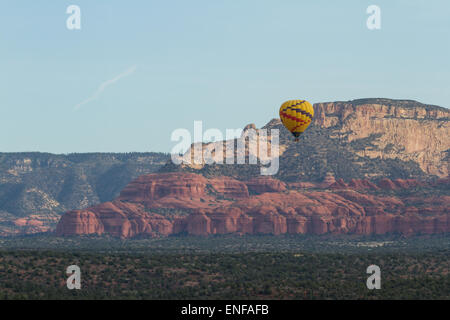 Vue aérienne de Sedona Arizona avec une montgolfière planeur par le paysage de Red Rock Banque D'Images