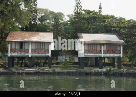 Un couple d'appartements de lune de miel au Bolgatty Palace, un hôtel de luxe sur l'île de Bolgatty, face au lac Vembanad à Cochin Banque D'Images