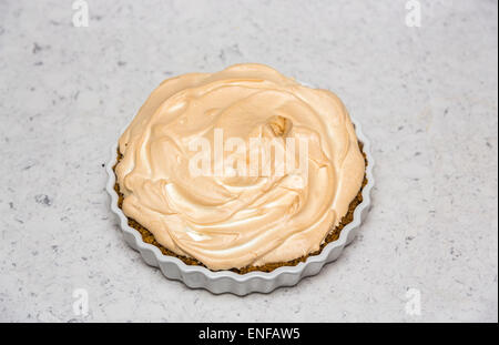 Des produits frais et plats maison tarte au citron dans un plat à tarte rond festonné blanc Banque D'Images