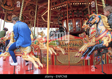 La Vapeur du jubilé Gallopers ride, Carter's juste à vapeur. Historique traditionnelle voyageant manèges forains et attractions. Banque de jours de mai Maison de 2015. Vert Hersham, Surrey, Angleterre, Grande-Bretagne, Royaume-Uni, UK, Europe Crédit : Ian Bouteille / Alamy Live News Banque D'Images