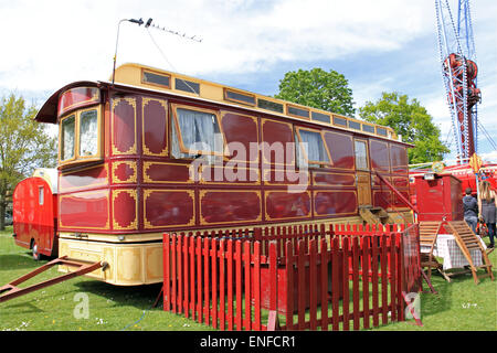 Showman's Caravan, Carter's juste à vapeur. Historique traditionnelle voyageant manèges forains et attractions. Banque de jours de mai Maison de 2015. Vert Hersham, Surrey, Angleterre, Grande-Bretagne, Royaume-Uni, UK, Europe Crédit : Ian Bouteille / Alamy Live News Banque D'Images