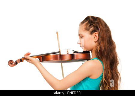 Demi-visage de jeune fille aux cheveux longs à jouer du violon Banque D'Images