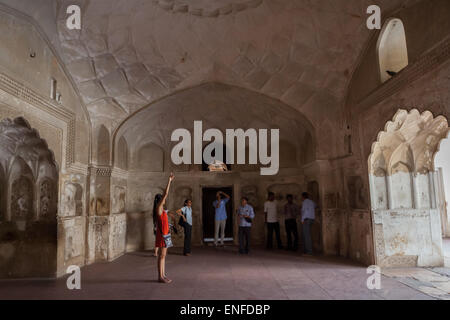 La famille locale visiter monument ancien à Agra Fort Rouge. Banque D'Images