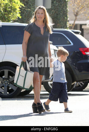 Ali Larter enceinte traverse la rue en tenant la main de West Hollywood avec son fils avec : Ali Larter,Theodore MacArthur Où : Los Angeles, California, United States Quand : 30 Oct 2014 Banque D'Images