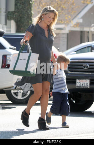 Ali Larter enceinte traverse la rue en tenant la main de West Hollywood avec son fils avec : Ali Larter,Theodore MacArthur Où : Los Angeles, California, United States Quand : 30 Oct 2014 Banque D'Images