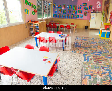 Classromm de la maternelle avec des tables et des petites chaises rouges pour les enfants Banque D'Images