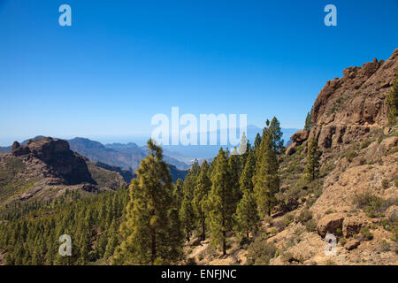 Gran Canaria, approche de la Roque Nublo, vue vers le Teide sur Tenerife, La Gomera visible à la gauche de Tenerife Banque D'Images