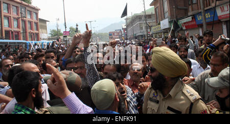 Srinagar, au Cachemire. 5 mai, 2015. Srinagar, Cachemire indien:05 mai .Iindian arrête la police au cours de la manifestation des commerçants du cachemire et Cachemire Bandh pendant ce temps, réitérant son appel pour le Cachemire Bandh le 5 mai quand les Secrétariat est la réouverture dans la capitale d'été,Président, KTMF, Mohammed Yaseen a fait appel de la fraternité des commerçants de faire l'appel à la grève un succès."En cette heure de crise, quand des milliers de sinistrés des commerçants ont été pleurer pour l'indemnisation, nous avons tous besoin de rester unis et de lutter ensemble pour nos revendications", a déclaré Khan Crédit : Sofi Suhail/Alamy Live News Banque D'Images