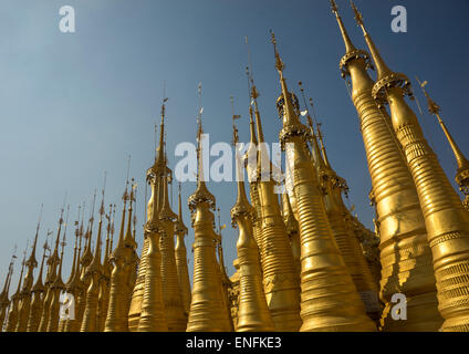 Les Stupas d'or dans la pagode Shwe Indein, lac Inle, Myanmar Banque D'Images