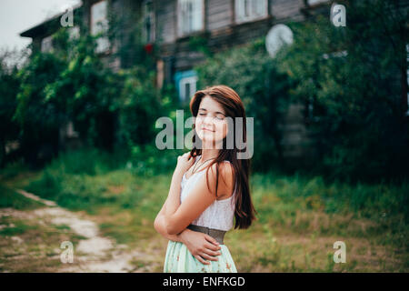 Close Up Portrait of Young Happy Beauty Hair Girl rouge dans la nature en été Park Banque D'Images