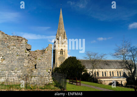 Llandaff Cathedral et reste de l'ancien clocher, Llandaff, Cardiff, Pays de Galles, Royaume-Uni. Banque D'Images