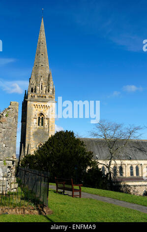 Llandaff Cathedral et reste de l'ancien clocher, Llandaff, Cardiff, Pays de Galles, Royaume-Uni. Banque D'Images