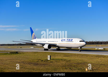 United Airlines Boeing B 767 roulant sur la voie de circulation en direction de la piste, l'aéroport de Munich Franz Josef Strauß, Erding, Munich Banque D'Images