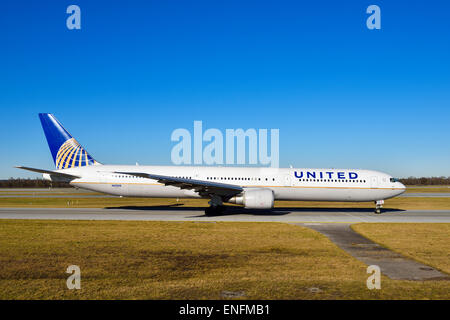 United Airlines Boeing B 767 roulant sur la voie de circulation en direction de la piste, l'aéroport de Munich Franz Josef Strauß, Erding, Munich Banque D'Images