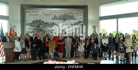 Washington, DC, USA. 4 mai, 2015. Wu Xi, ministre de l'Ambassade chinoise à l'United States, pose pour des photos avec les membres de la Richmond Ballet de Virginie à Washington, DC, la capitale des États-Unis, le 4 mai 2015. Le Ballet de Richmond a annoncé lundi qu'il va assister à la 15e "Meet in Beijing' Arts Festival durant sa visite en Chine du 17 mai au 1 juin. © Bao Dandan/Xinhua/Alamy Live News Banque D'Images