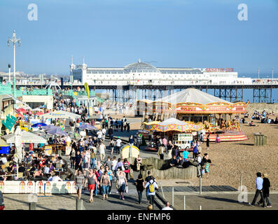 Rassemblement des foules de printemps pour profiter le temps exceptionnellement chaud : la plage de Brighton, East Sussex, Angleterre Banque D'Images