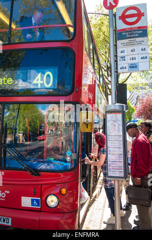 Bus numéro 40 au Danemark Hill London UK Banque D'Images