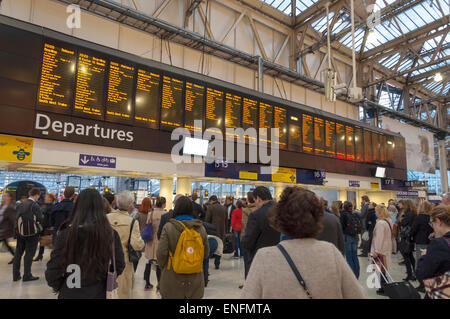 Les banlieusards passagers regarder le départ du train à la gare de Londres Waterloo Banque D'Images