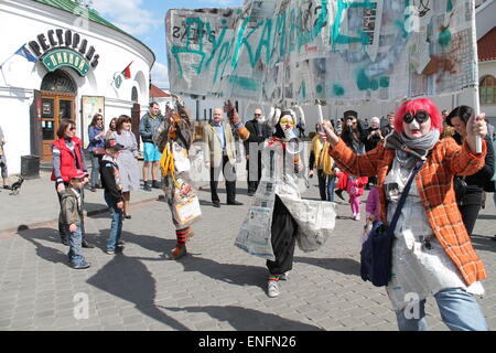 Funny clowns voir ||| Forum de Minsk le théâtre de rue peut, Minsk, 2015 Banque D'Images