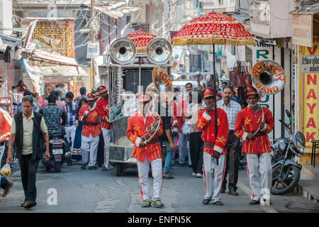 Musiciens dans un street parade, Udaipur, Rajasthan, Inde Banque D'Images