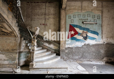 Peinture murale avec drapeau national et Camilo Cienfuegos, l'entrée au restaurant Paladar La Guarida, Centro Habana, La Havane Banque D'Images