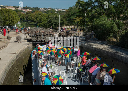 Blocage de Fonserannes avec bateau de croisière, Canal du Midi, Béziers, Languedoc-Roussillon, Aude, France Banque D'Images