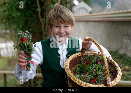 Garçon avec des branches de palmier, bénédiction des Rameaux, dimanche des Rameaux, Semaine Sainte, Pâques, Bad Heilbrunn, Upper Bavaria, Bavaria, Germany Banque D'Images