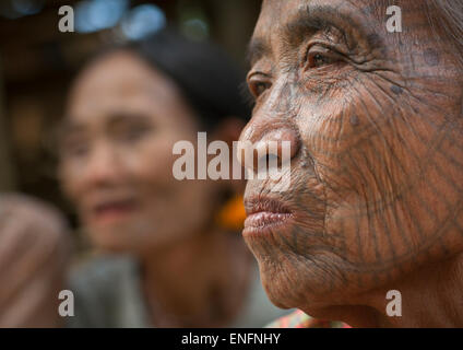 Les femmes Chin Tribal tatouage avec sur les visages, Mrauk U, Myanmar Banque D'Images