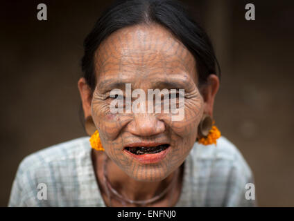 Chin Tribal Femme avec tatouage sur le visage, Mrauk U, Myanmar Banque D'Images