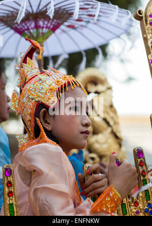 Au cours d'un Novitiation enfant Parade, Bagan, Myanmar Banque D'Images