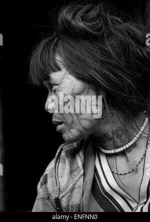 Femme de Chin tribal tribu Muun avec tatouage sur le visage, Myanmar, Mindat Banque D'Images