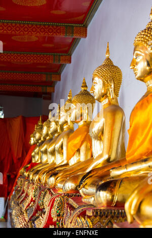 Statues en or de Bouddha dans le temple Wat Po, Bangkok, Thaïlande Banque D'Images