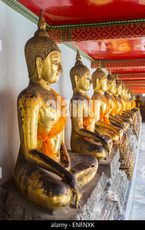 Statues en or de Bouddha dans le temple Wat Po, Bangkok, Thaïlande Banque D'Images