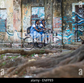 Deux filles de l'école en uniformes bleus sur leur bicyclette, fort Cochin, Kochi, Kerala, Inde Banque D'Images