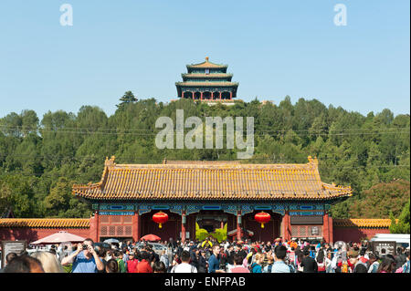 Beaucoup de gens dans le parc Jingshan, Jing Shan, temple, pagode sur la Colline de Charbon, Beijing, République populaire de Chine Banque D'Images