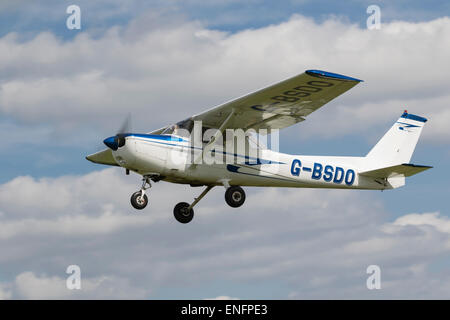 Cessna 152, construit en 1978, immatriculé G-BSDO, en vol à Breighton. Banque D'Images