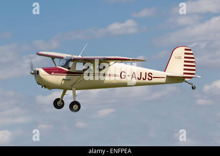 Cessna 120, construit en 1947, immatriculé G-AJJS, en vol à Breighton. Banque D'Images