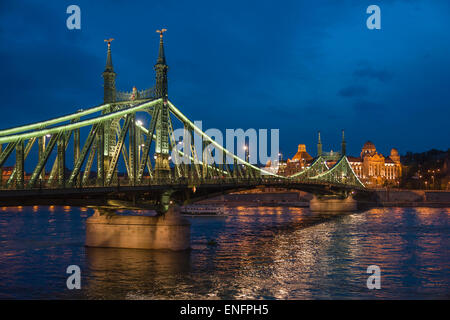 Pont de la liberté, derrière l'hôtel Gellert, Danube, Budapest, Hongrie Banque D'Images