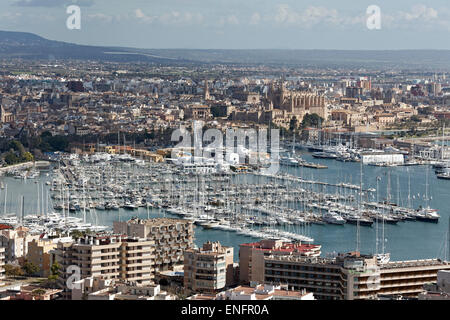 Port de plaisance et du centre historique, vue de Castell de Bellver, Palma de Mallorca, Majorque, Îles Baléares, Espagne Banque D'Images