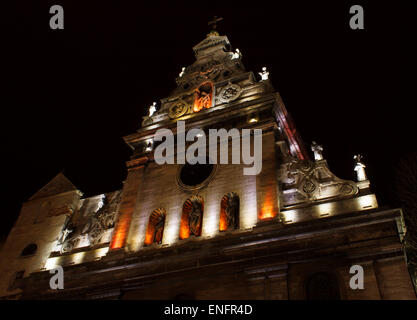 Détail de l'Église des Bernardins à Lviv dans la nuit Banque D'Images