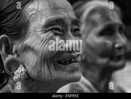 Les femmes Chin Tribal tatouage avec sur les visages, Mrauk U, Myanmar Banque D'Images