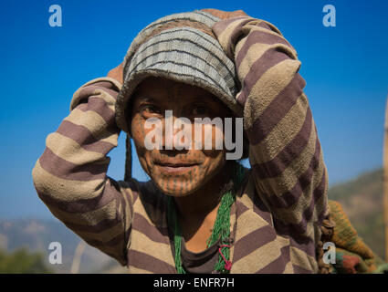 Femme de Chin tribal tribu Muun avec tatouage sur le visage, Myanmar, Mindat Banque D'Images